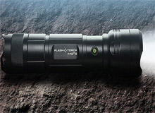 از چراغ قوه FlashTorch Mini برای روشن کردن آتش استفاده کنید از چراغ قوه FlashTorch Mini برای روشن کردن آتش استفاده کنید