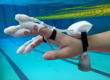 لمس اجسام و تأسیسات زیر آب با دستکش دلفینی